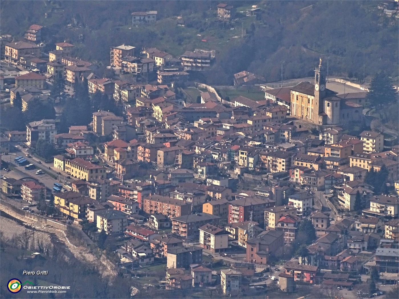 68 Dalla Madonnina del Costone maxi zoom sul centro di Zogno con la mia casa.JPG -                                